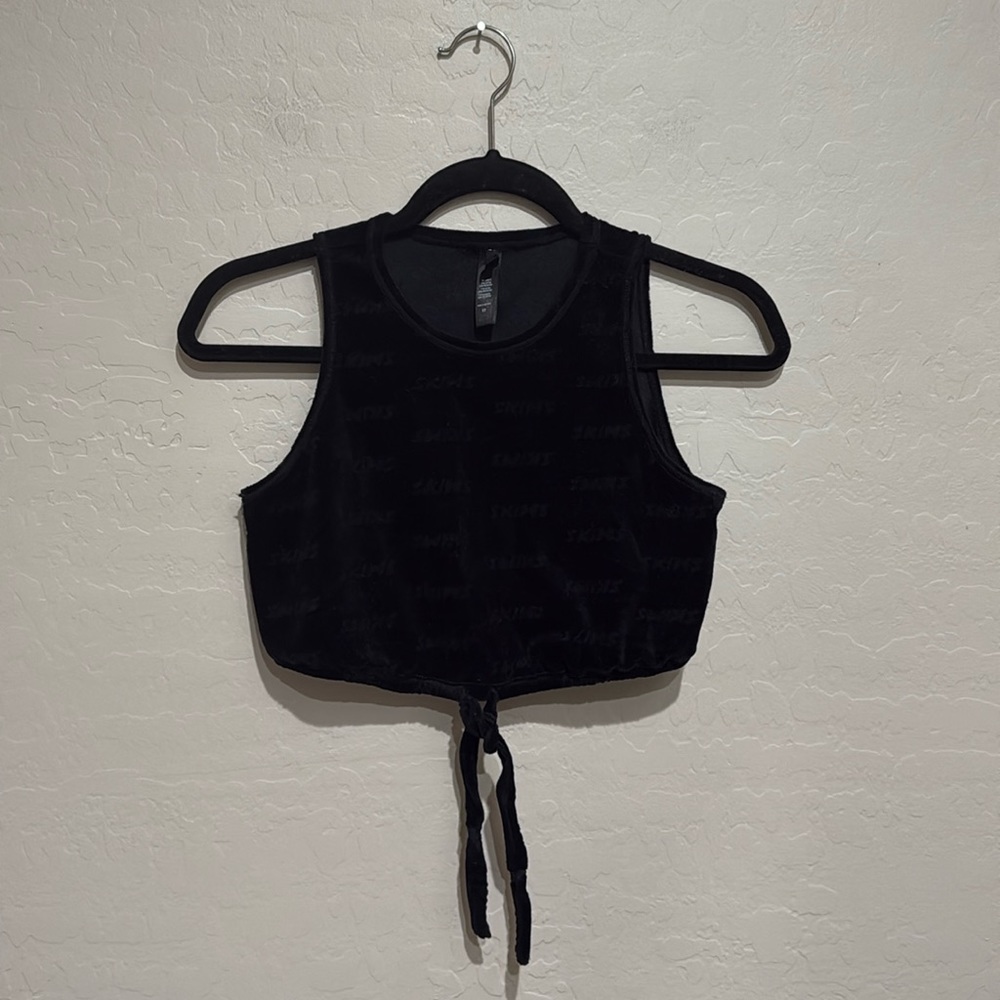 Skims Logo Velour Cropped Tank in Onyx, Size XS